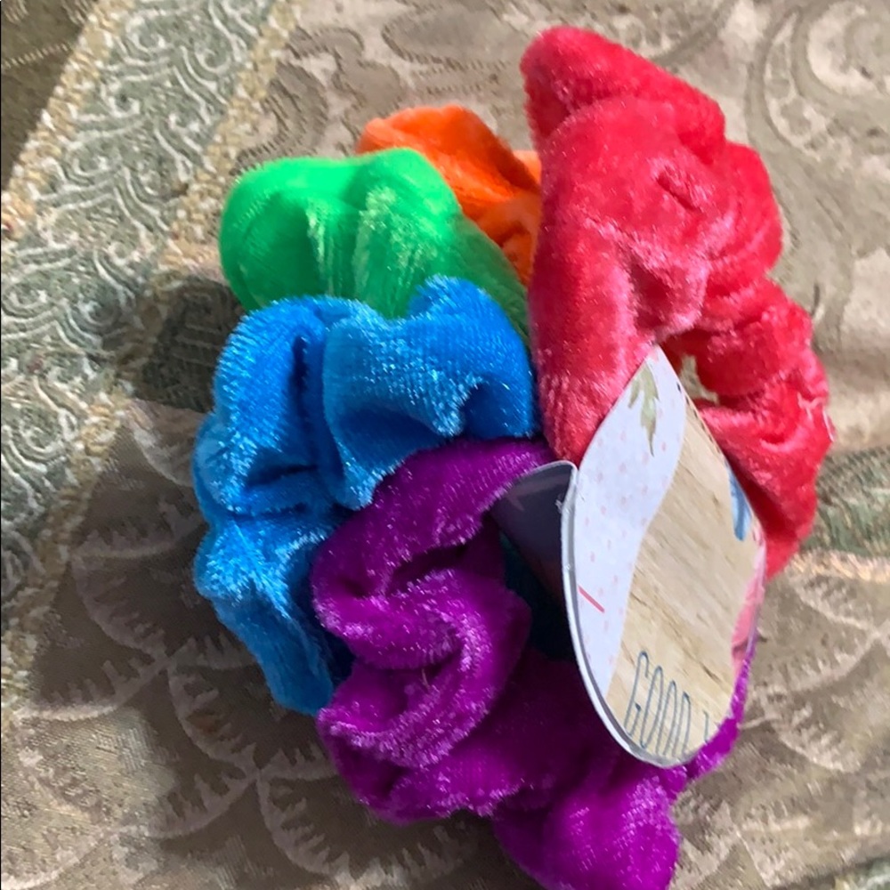 5 assorted scrunchies